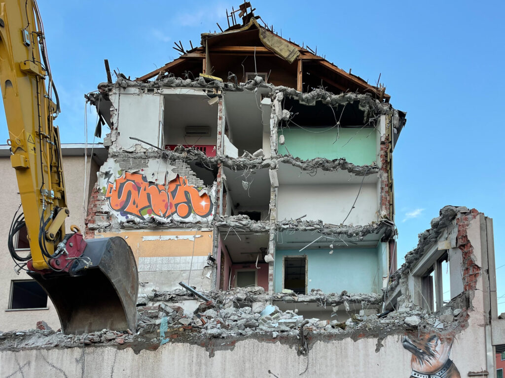 Le misure di transizione verde, come la densificazione urbana, stanno portando alla demolizione di alloggi a prezzo accessibile e allo spostamento delle persone a basso reddito. © ETH Wohnforum – ETH CASE / Jennifer Duyne Barenstein