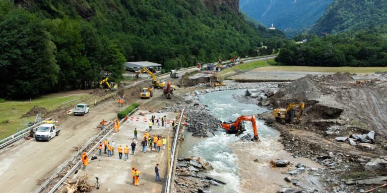 The landslide in Misox in summer 2024: Despite significant damage to the motorway and the blockage of a major transport artery, Switzerland’s Federal Roads Office (FEDRO) had traffic flowing again within two weeks. (Image: Samuel Golay / Keystone)